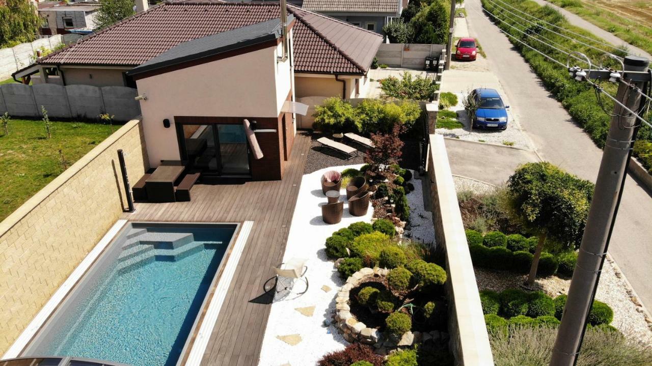 Tiny House With Private Pool Appartement Janosikova Buitenkant foto